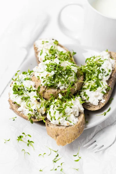 Desayuno Saludable Sándwiches Con Queso Crema Blanco Croissants Leche —  Fotos de Stock