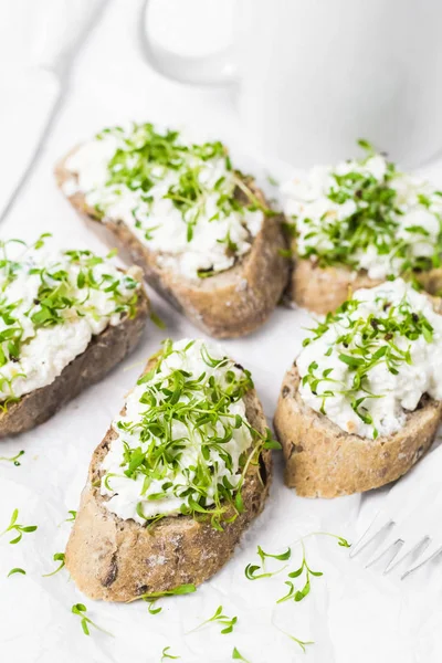 Desayuno Saludable Sándwiches Con Queso Crema Blanco Croissants Leche —  Fotos de Stock