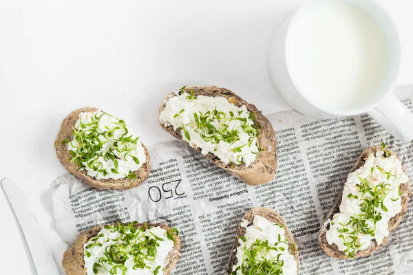 Desayuno Saludable Sándwiches Con Queso Crema Blanco Croissants Leche —  Fotos de Stock