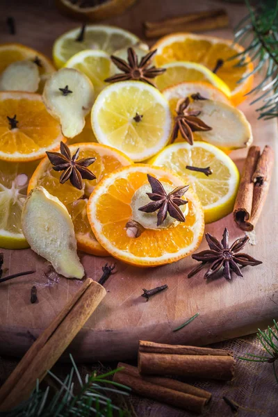 Zutaten Für Heiltee Zitrusfrüchte Und Gewürze Zitronen Orangen Ingwer Nelken — Stockfoto