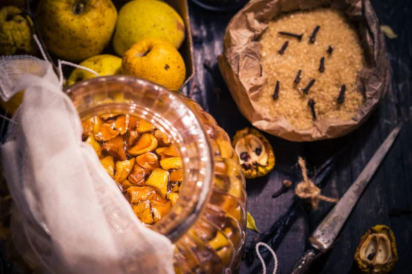 Ingredientes Tintura Frutas Ramos Marmelo Açúcar Cravo Baunilha Uma Mesa — Fotografia de Stock