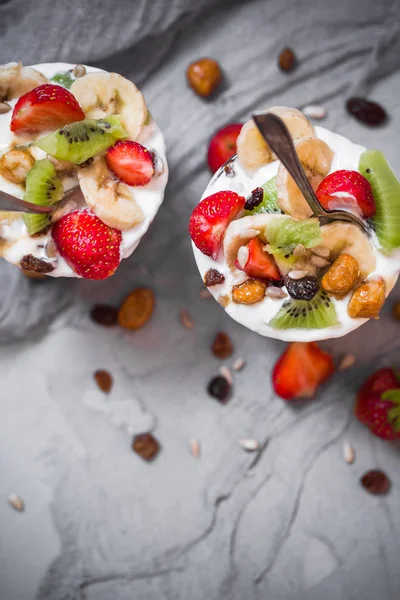 Ernährung Joghurt Fruchtdessert Mit Erdbeeren Banane Kiwi Rosinen Sonnenblumenkernen Haferflocken — Stockfoto