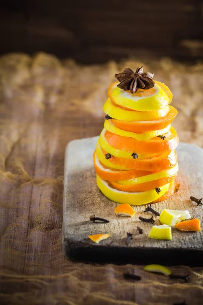 Pirâmide Limão Laranja Fatias Cravos Canela Especiarias Cítricos Para Delicioso — Fotografia de Stock