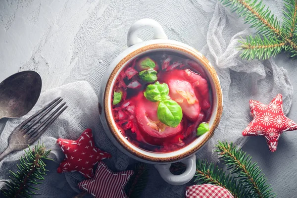 Červený boršč knedlíky vánoční stůl místo textu příbory — Stock fotografie