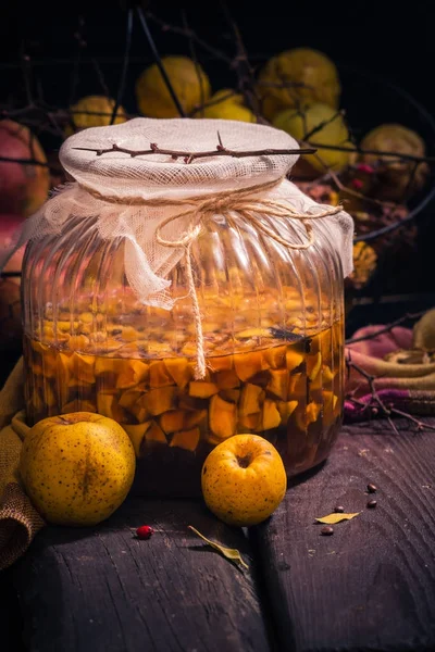 Gesneden Fruit Kweepeer Een Pot Bedekt Met Suiker — Stockfoto