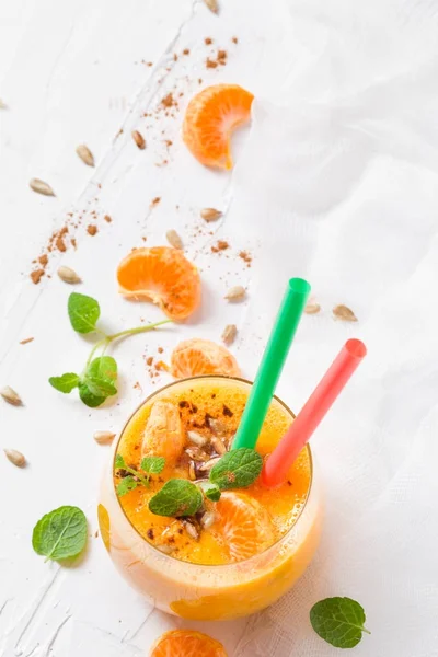 Весной апельсиновый цитрусовый сок — стоковое фото