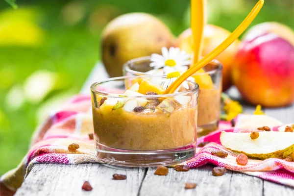 Summer drink garden smoothie pears nectarines raisins — Stock Photo, Image