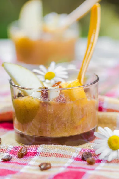 Bevanda estiva giardino frullato pere pesche noci uva passa — Foto Stock