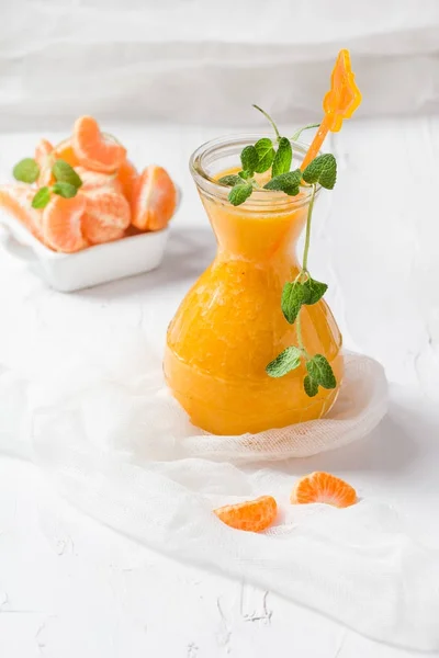 The juice mandarins bowl fruit mint leaves — Stock Photo, Image