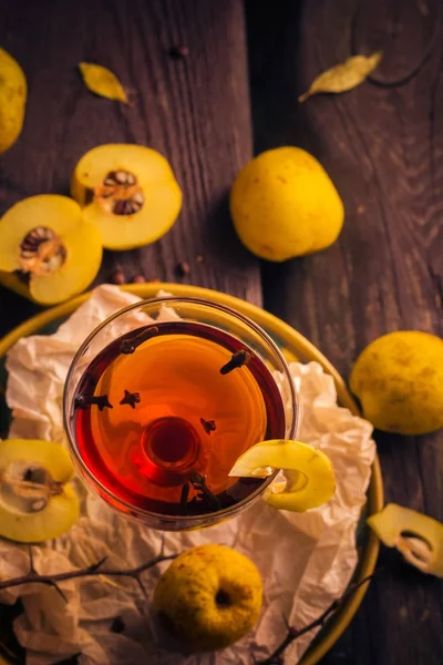 Teinture tasse fruits coing table en bois — Photo