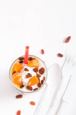 Tatlı, meyve ve yoğurt: taze meyve mandalina ve kuru üzüm