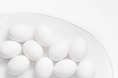 Paskalya arkaplanı beyaz yumurta tabağı