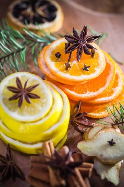 Tıbbi çay için gerekli malzemeler. Citrus ve baharatlar. Limon, portakal, zencefil, karanfil ve tarçın dilimleri..