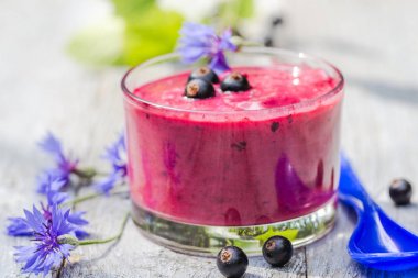 Bahçede sabah: siyah üzümlü yoğurt kokteyli