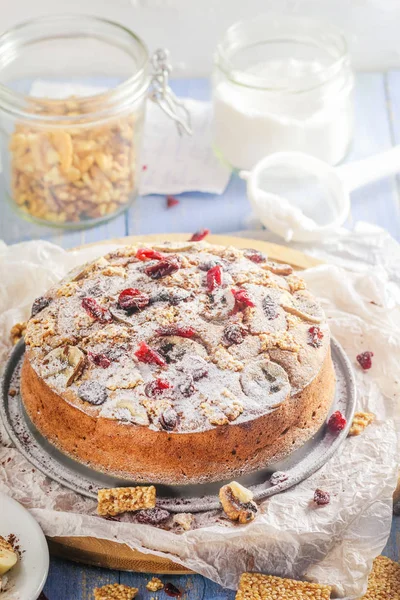 Pastel Plátano Con Nueces Sésamo Arándano Sobre Una Mesa Madera —  Fotos de Stock