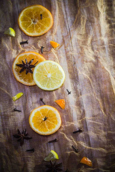 柑橘和香料 五颜六色的背景与切片柠檬 丁香和肉桂 — 图库照片