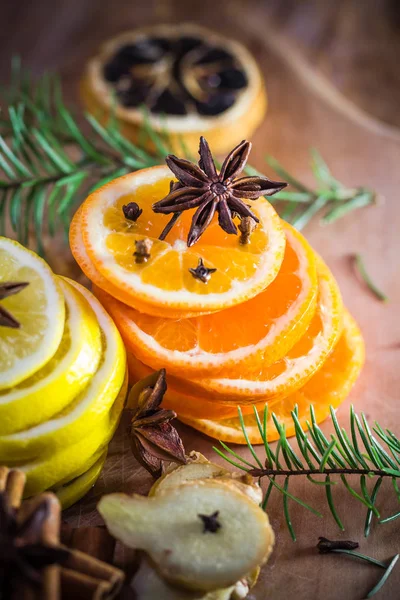 Citrus Och Kryddor Citron Apelsin Kryddnejlika Kanel Ingefära Ingredienser För — Stockfoto