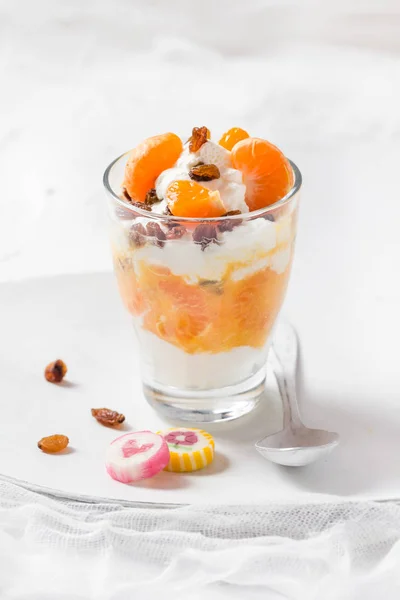 Dessert Fruit Yogurt Fresh Fruit Tangerine Raisins — Stock Photo, Image