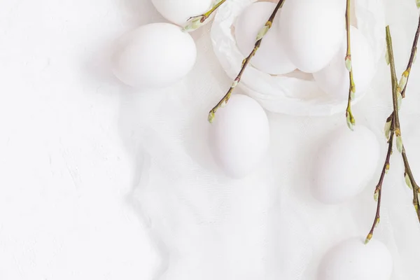 Húsvéti háttér fehér tojás bazsalikom gallyak — Stock Fotó