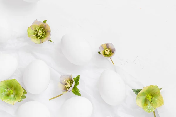 Pasen witte achtergrond eieren bloemen — Stockfoto
