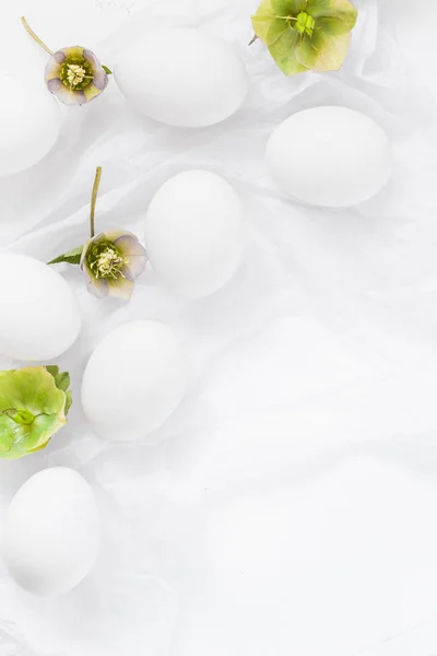 Pasen witte achtergrond eieren bloemen — Stockfoto