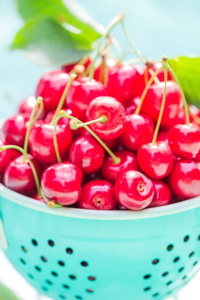 Frische Rote Kirschfrüchte Grünen Sieb — Stockfoto