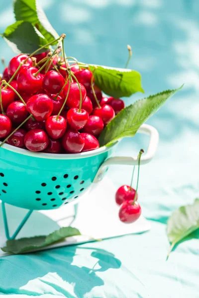 Yeşil Kevgir Içinde Taze Kırmızı Kiraz Meyve — Stok fotoğraf
