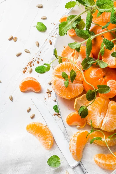 Früchte Mandarine Minzblätter Und Sonnenblumenkerne — Stockfoto