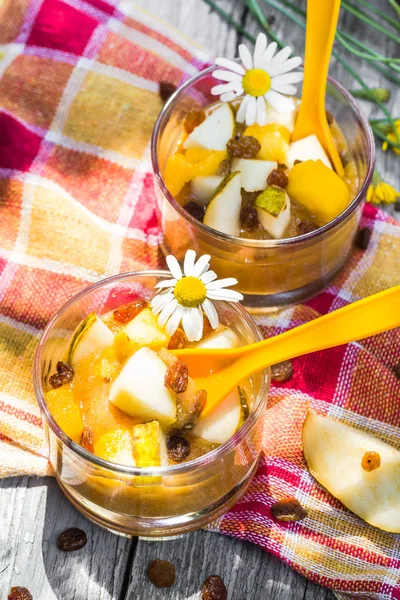 Fruktig Dessert Med Päron Nektariner Och Russin — Stockfoto