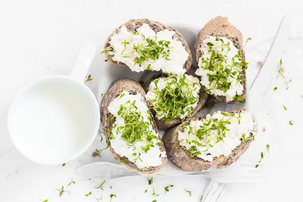 Sağlıklı Kahvaltı Beyaz Krem Peynir Kruvasan Veya Süt Ile Sandviç — Stok fotoğraf