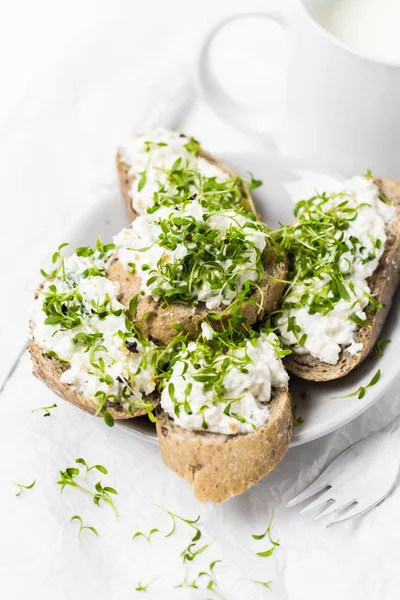 Desayuno Saludable Sándwiches Con Queso Crema Blanco Croissants Leche — Foto de Stock