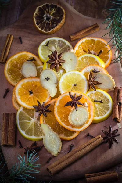 Ingredientes Para Medicinal Cítricos Especias Rodajas Limón Naranja Jengibre Clavo —  Fotos de Stock