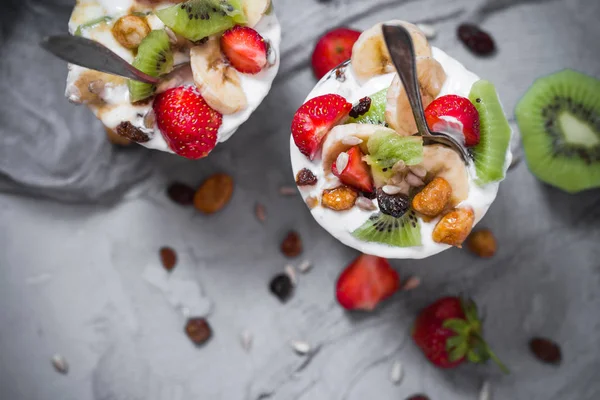 Postre Fruta Yogur Nutricional Con Fresas Plátano Kiwi Pasas Semillas —  Fotos de Stock