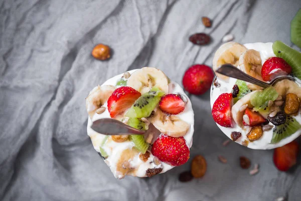 Ernährung Joghurt Fruchtdessert Mit Erdbeeren Banane Kiwi Rosinen Sonnenblumenkernen Haferflocken — Stockfoto