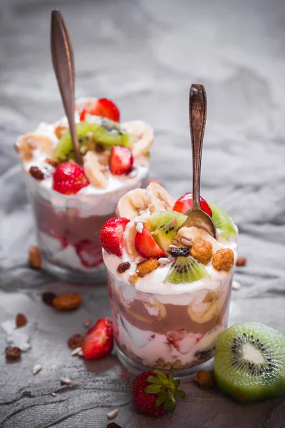 Nutrition Yoghurt fruit dessert strawberries banana kiwi raisins — Stock Photo, Image