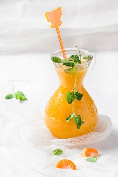 As mandarinas de suco tigela folhas de hortelã de frutas — Fotografia de Stock