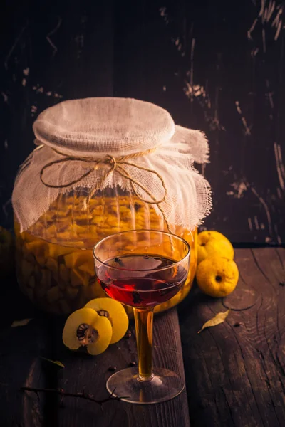 Tinktur cup skivad frukt kvitten burken täckt socker — Stockfoto