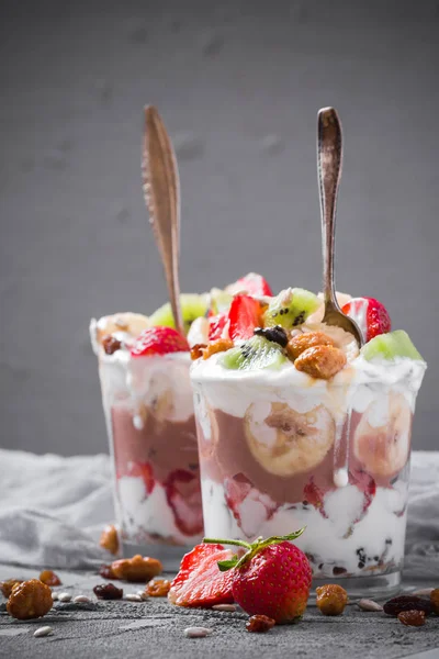 Yoghurt fruit dessert strawberries banana kiwi raisins sunflower — Stock Photo, Image