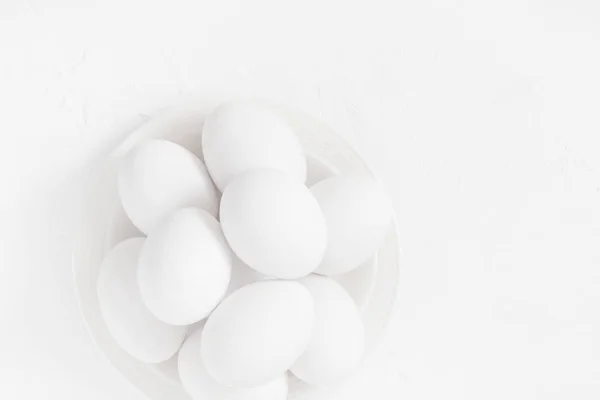 Fundo de Páscoa Tigela de ovos brancos — Fotografia de Stock