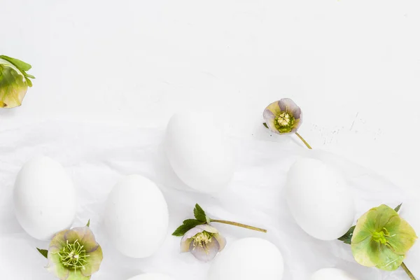 Påsk vit bakgrund ägg blommor — Stockfoto