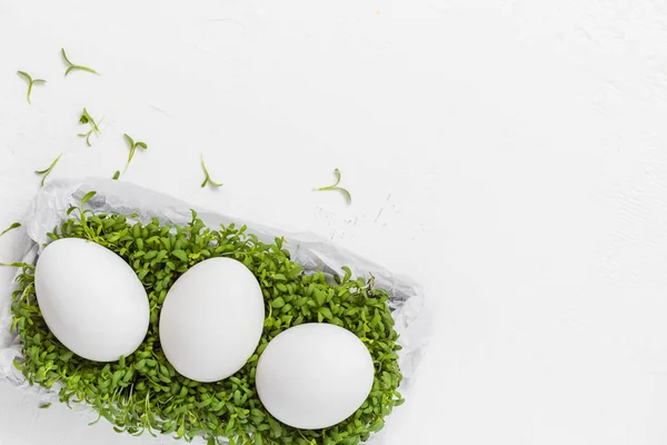 Blanco Pascua fondo huevos verde berro — Foto de Stock
