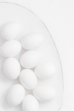 Paskalya arkaplanı beyaz yumurta tabağı