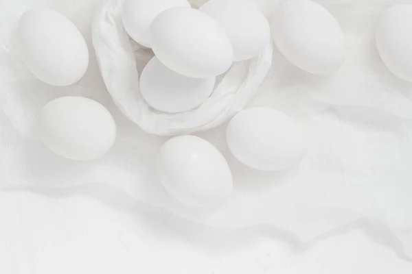 Húsvéti háttér fehér tojás tál — Stock Fotó