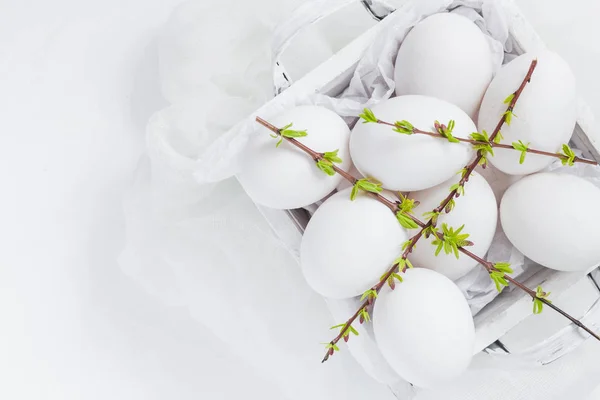 Pasen achtergrond witte eieren groene lente twijgen — Stockfoto