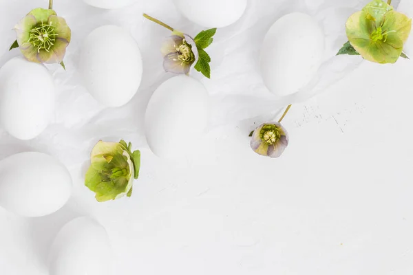 Pasen witte achtergrond eieren bloemen — Stockfoto