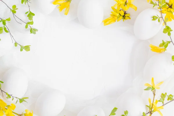 Voorjaar Pasen achtergrond met witte eieren forsythia bloemen — Stockfoto