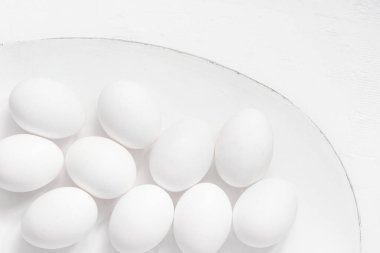 Paskalya arkaplanı beyaz yumurta tabağı