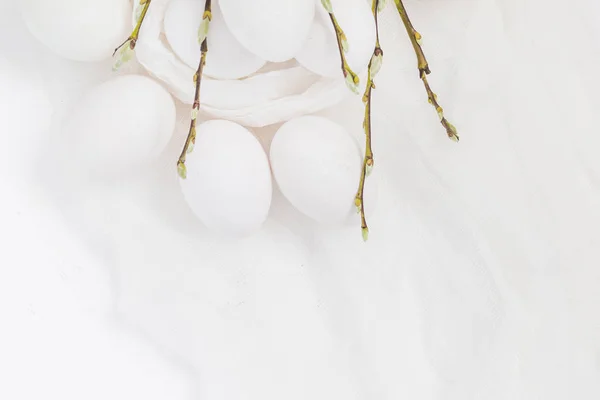 イースターの背景の白い卵のバジルを小枝します。 — ストック写真