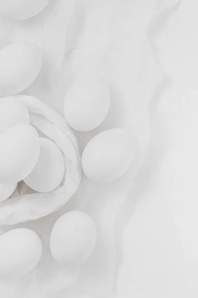 Pasqua sfondo bianco uova ciotola — Foto Stock