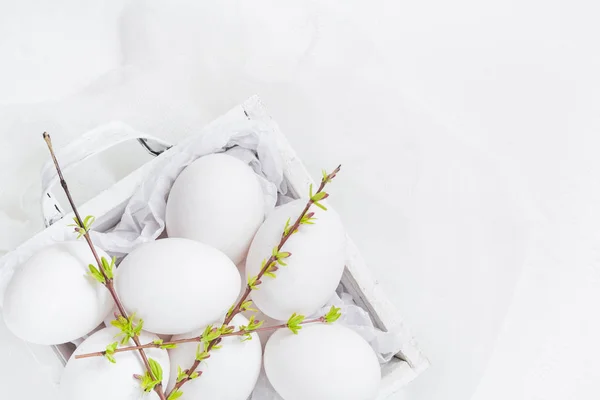 Velikonoční pozadí bílá vejce zelená jarní větvičky — Stock fotografie